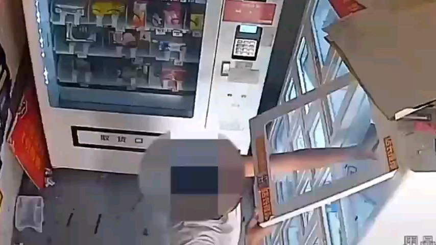 成人用品售货机未上锁,男子拿出就地试用,结束后放回原处?